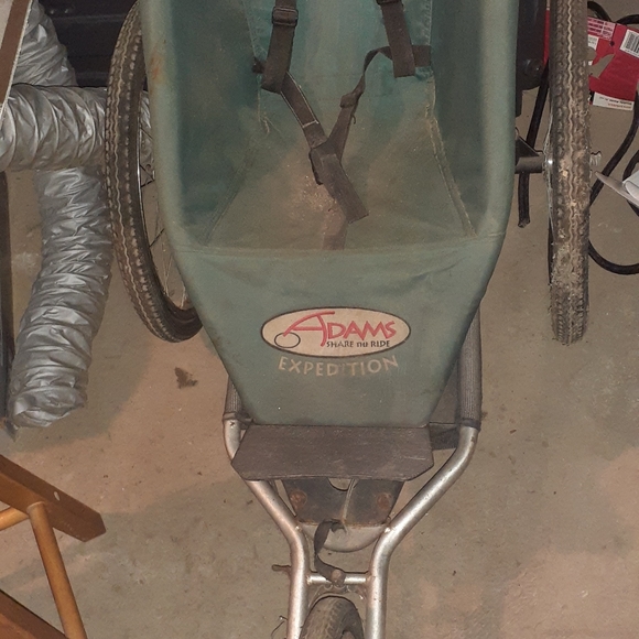 A jogging stroller - Picture 2 of 3